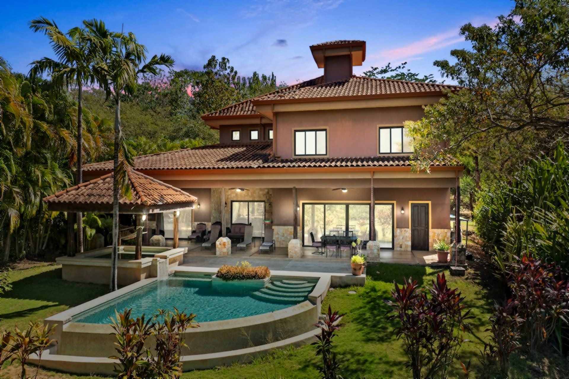 Casa de Golf Melina backyard house and pool