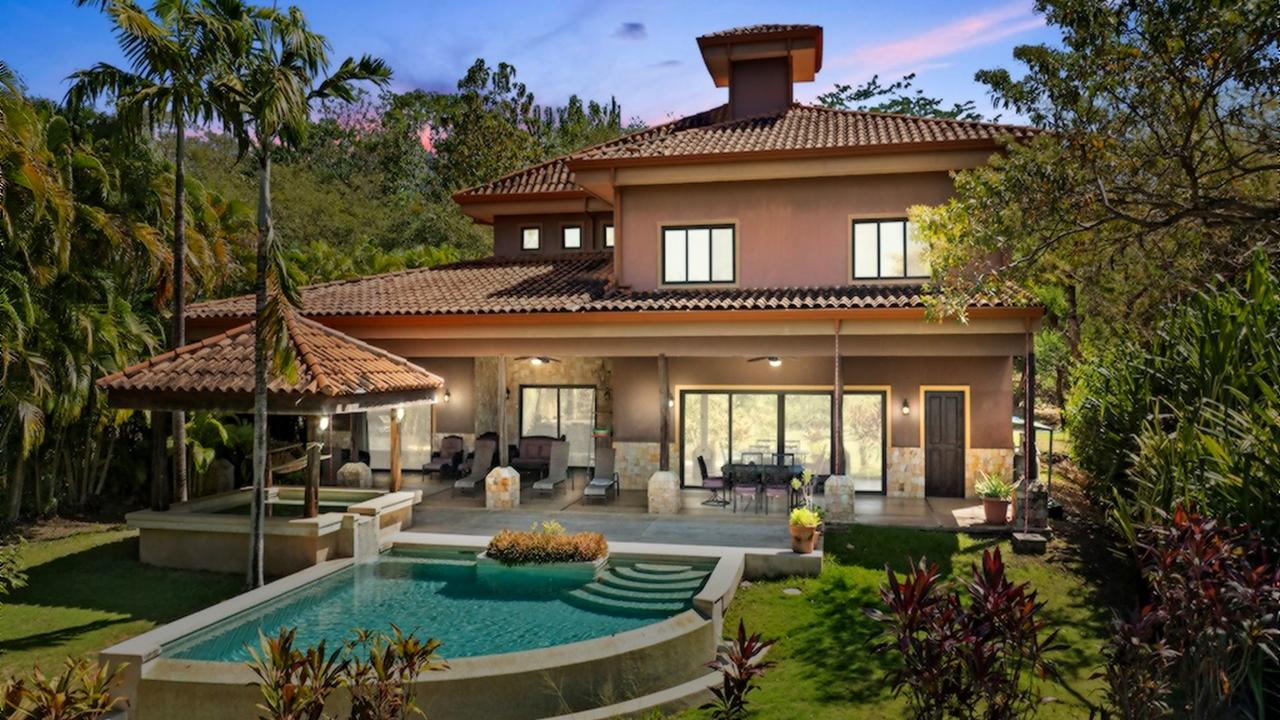 Casa de Golf Melina backyard house and pool