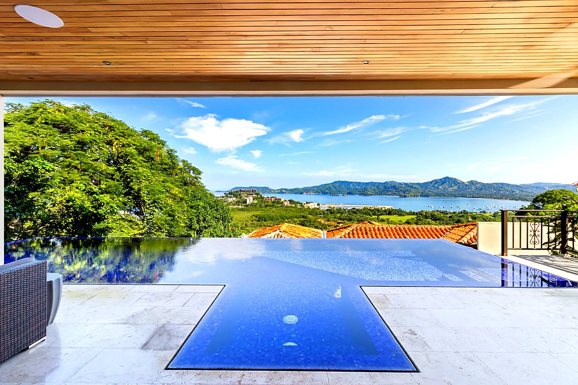 Casa Todo Bien & Guest House infinity pool valley view