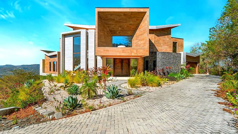 Casa Manta Ray front exterior and driveway