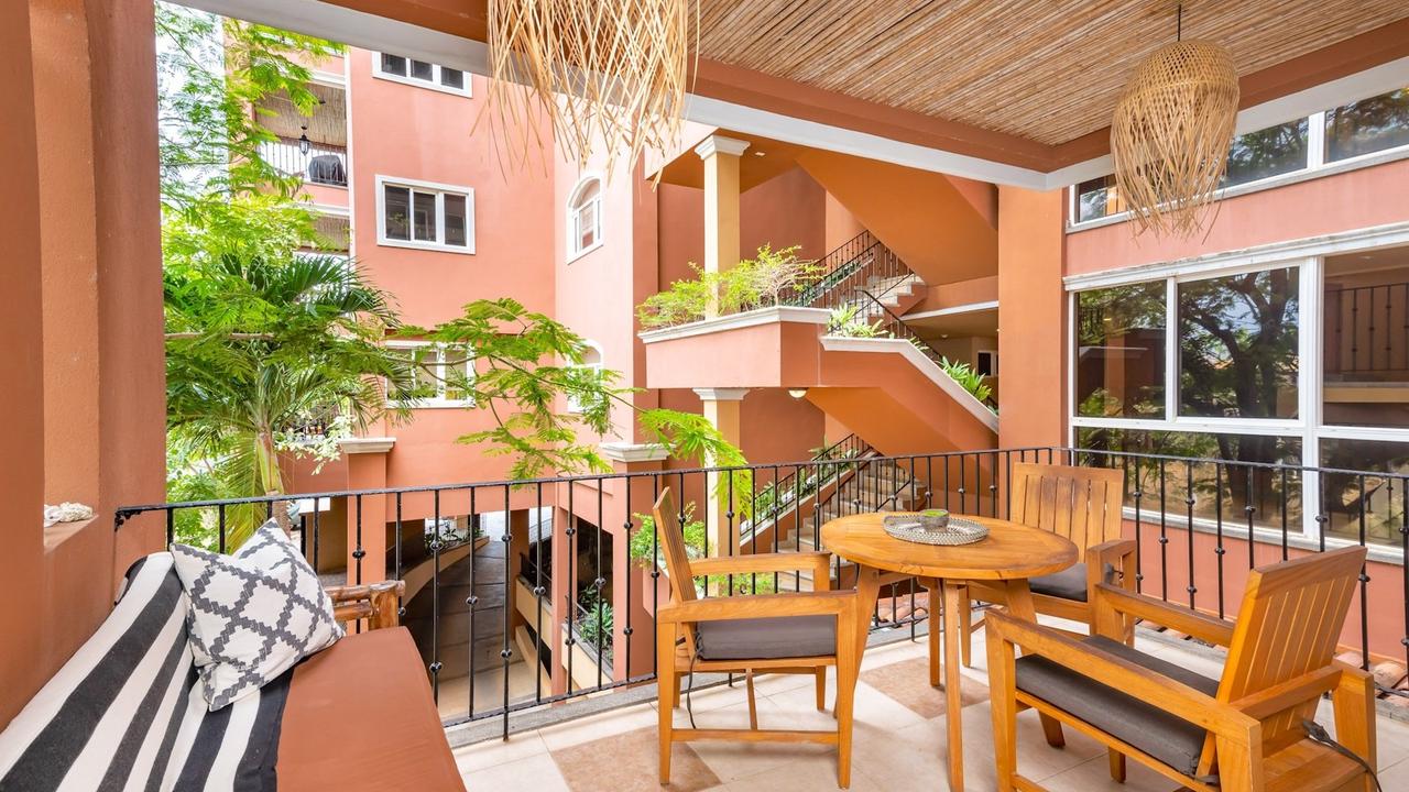 Private covered terrace with dining table and lounge seating – Naxos #6, Playa Langosta, Tamarindo, Guanacaste, Costa Rica