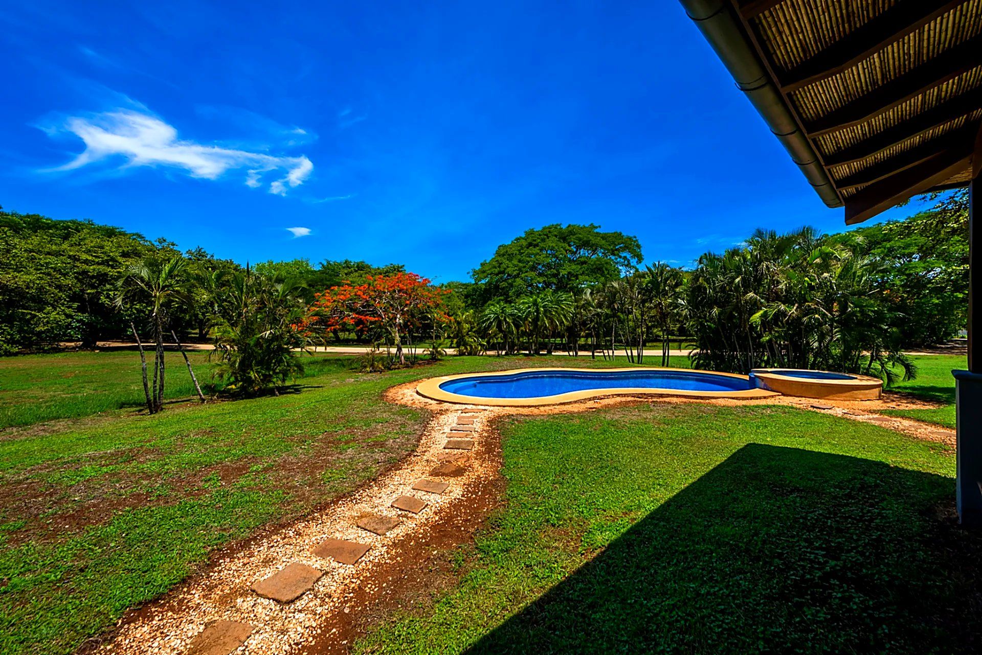 Casa Miraflores stone path toward pool