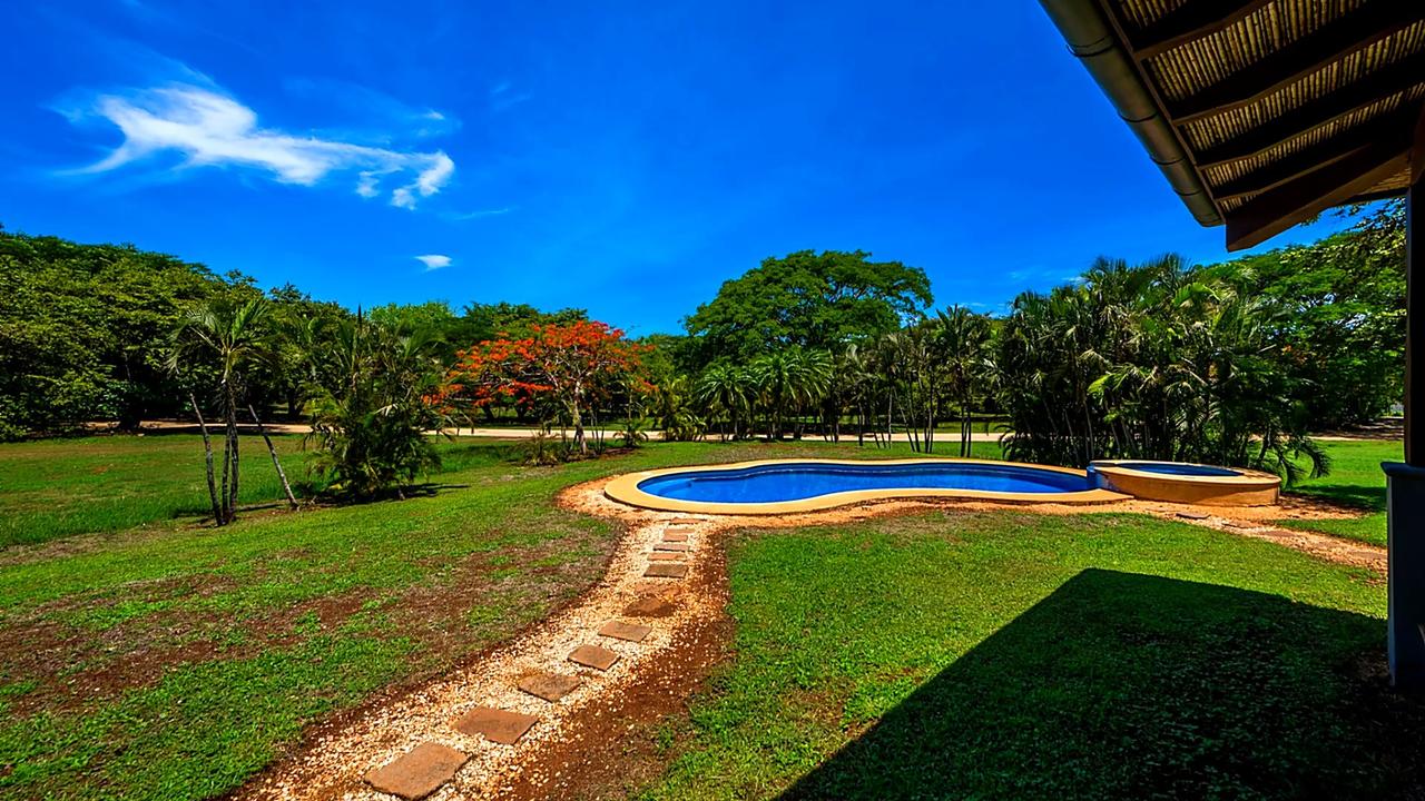 Casa Miraflores stone path toward pool