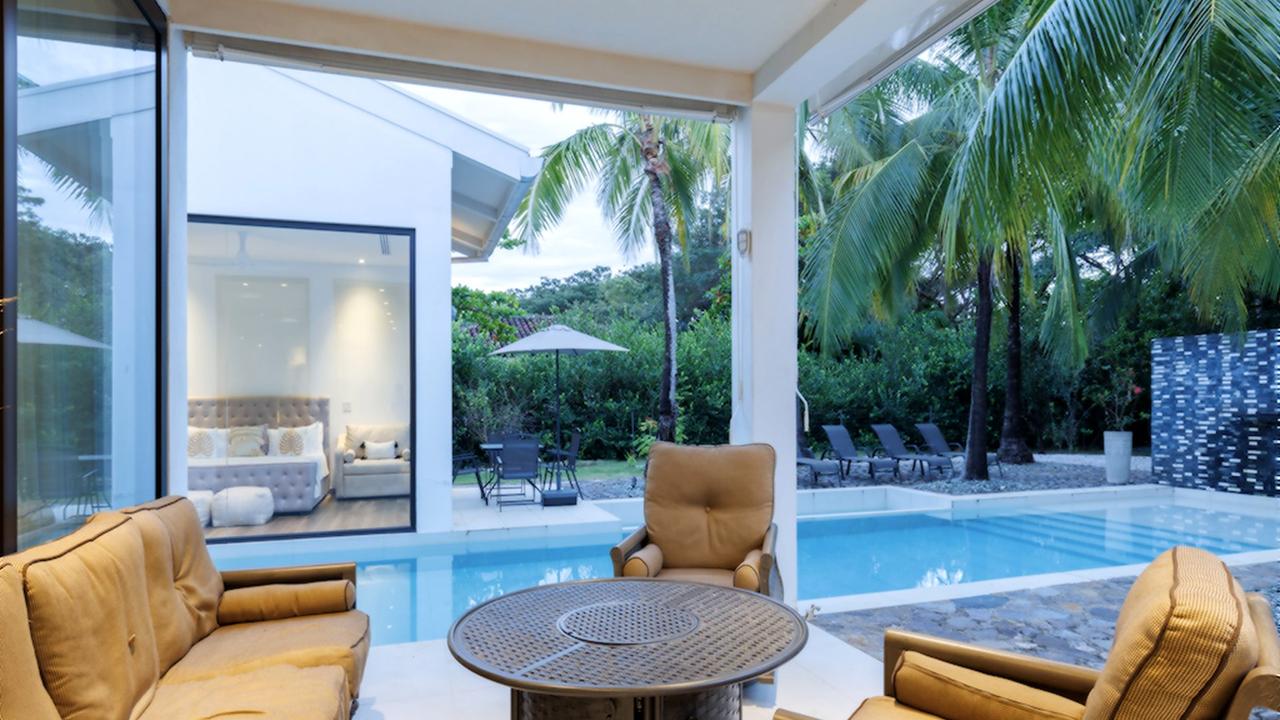 Reserva de Golf 49 patio sofa and pool