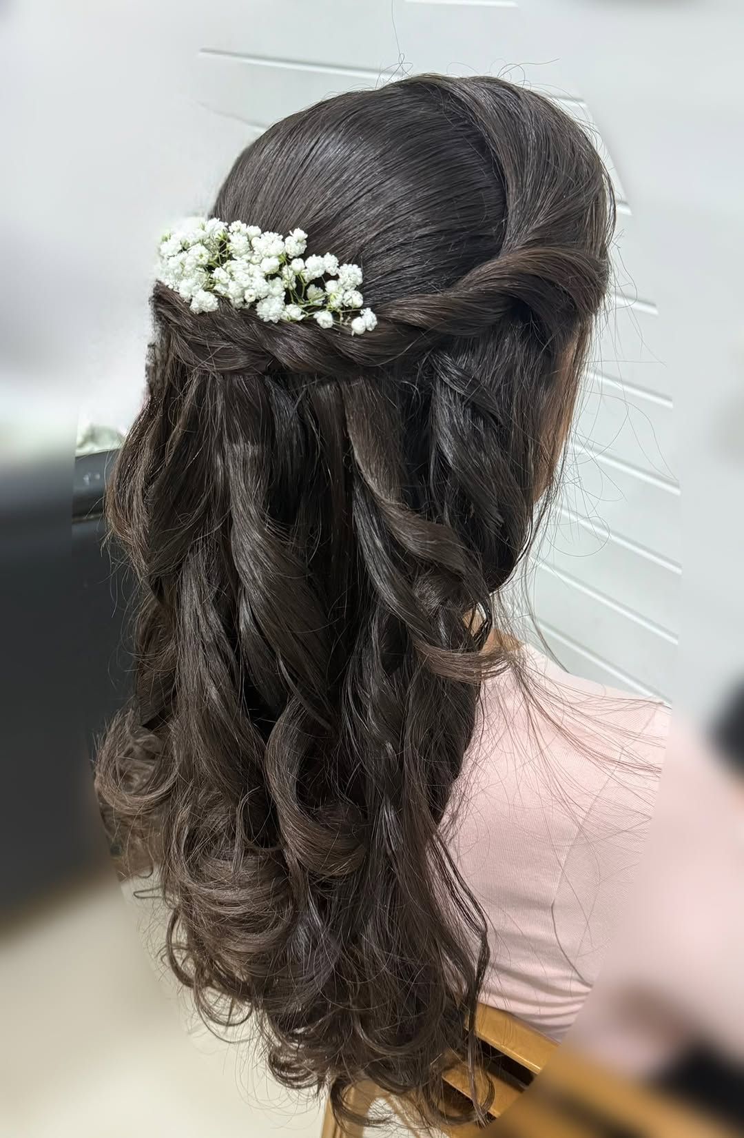 תסרוקת כלה עם פרחים וגלים רכים