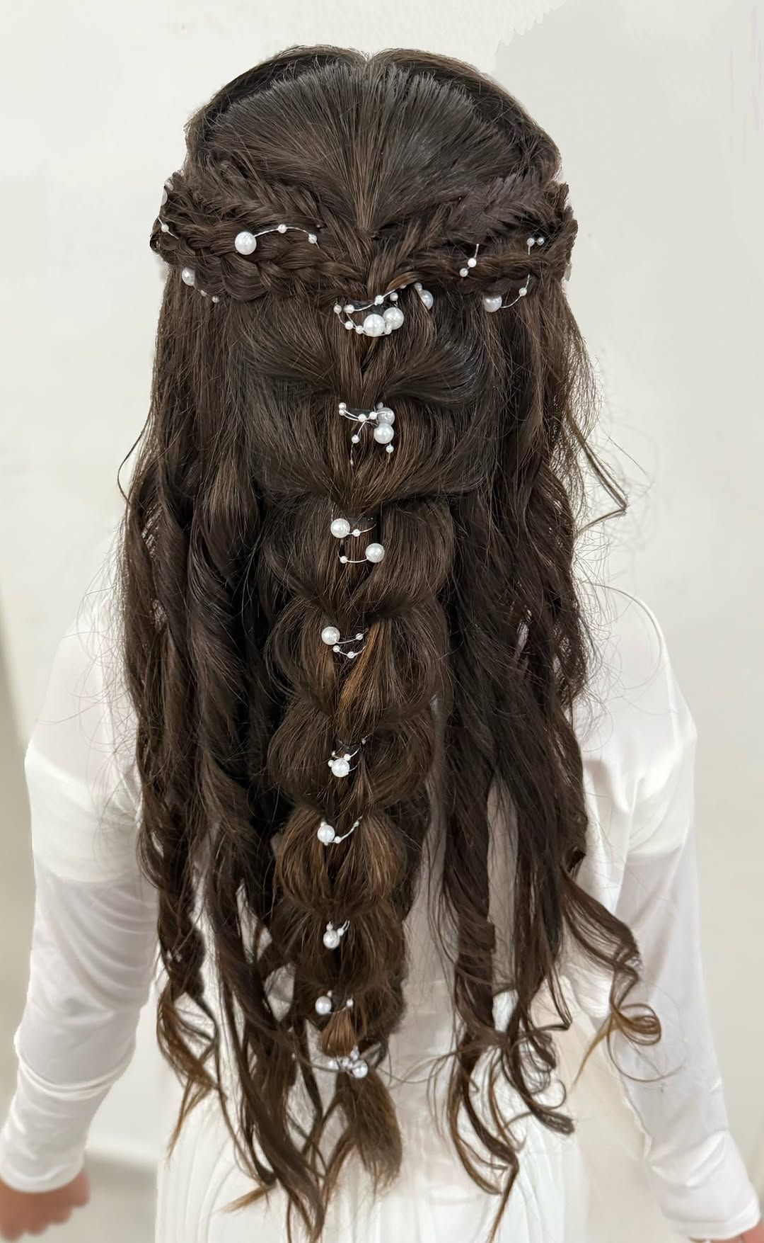 תסרוקת קלועה עם פנינים לשיער גלי מושקע