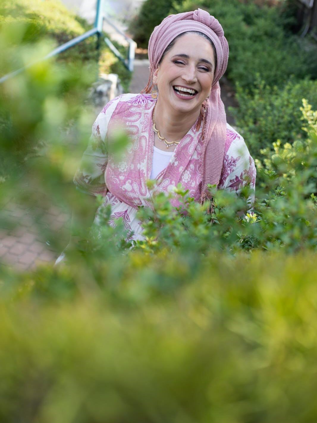 מטפחת קשורה בסגנון אלגנטי, איפור טבעי עם הדגשת עיניים עדינה