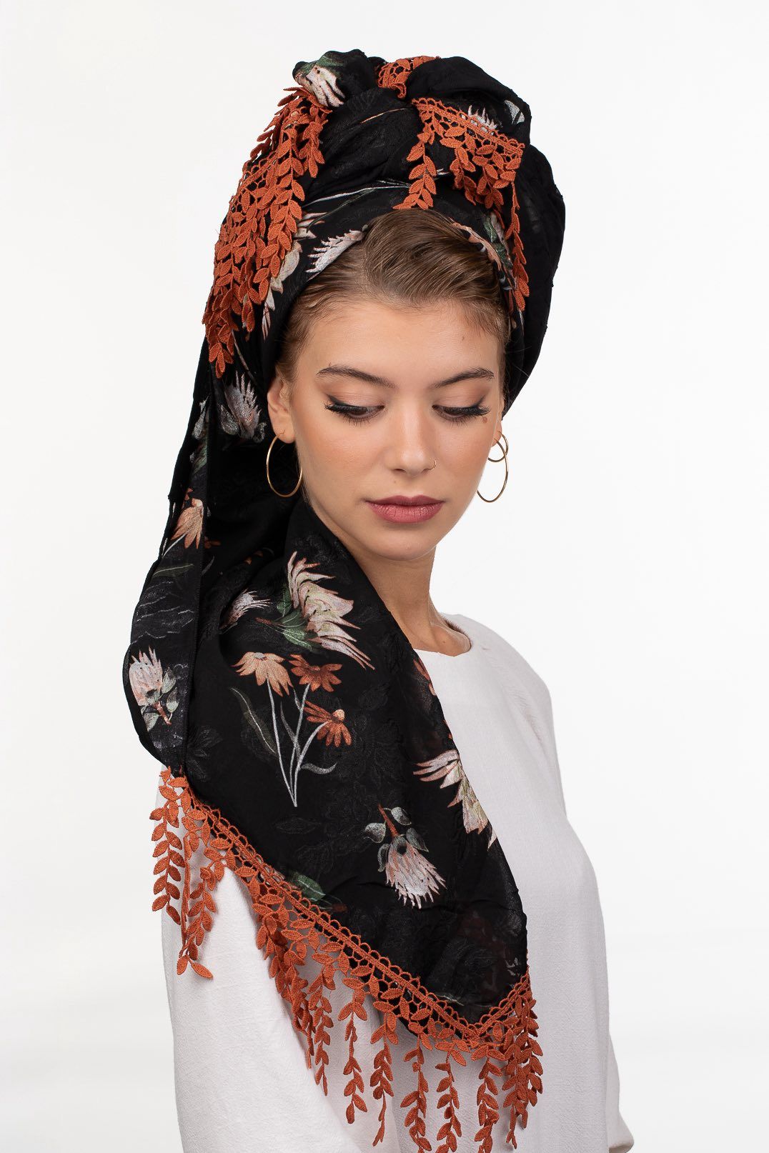 מטפחת מעוצבת עם תחרה כתומה, איפור טבעי ועדין