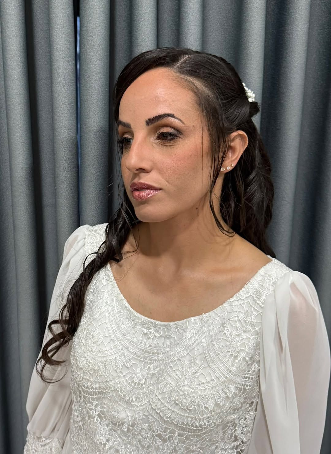 תסרוקת חצי אסופה עם איפור טבעי