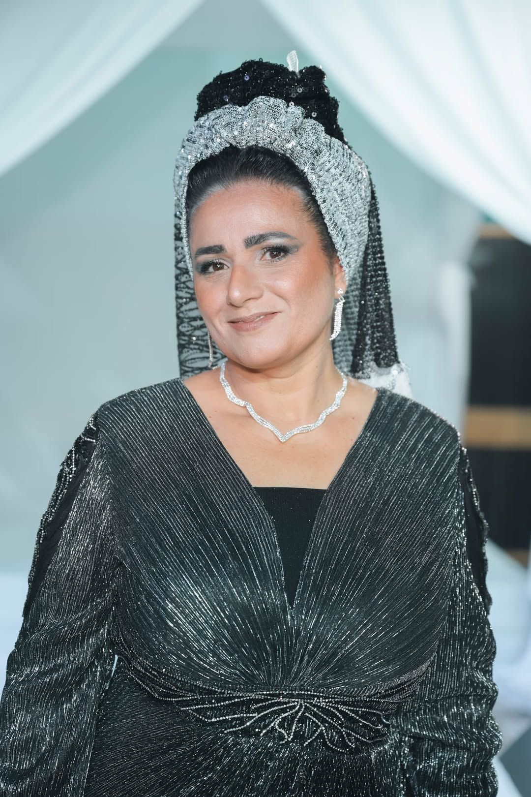 מטפחת כסופה נוצצת ואיפור טבעי עדין