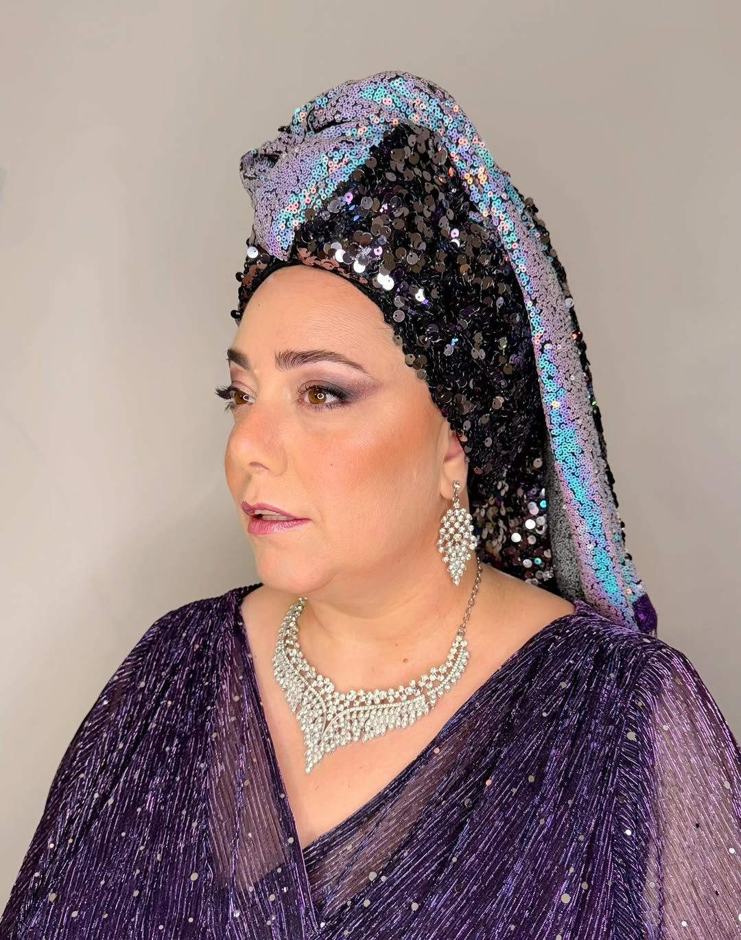 מטפחת מנצנצת עם איפור עיניים סגול