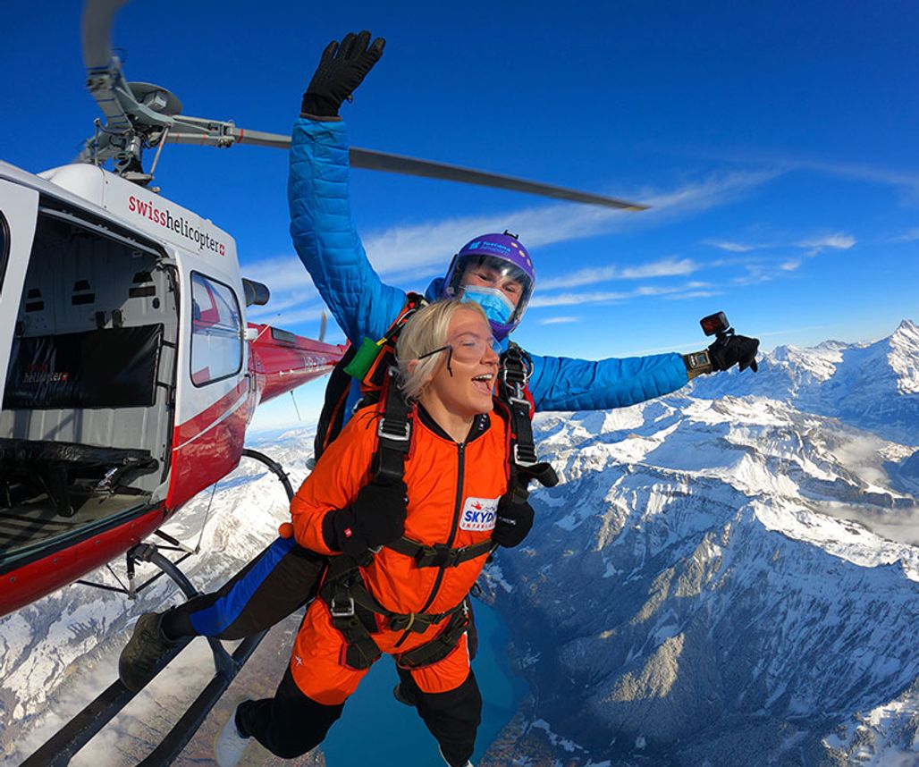 Frau beim Skydiven oberhalb von Interlaken