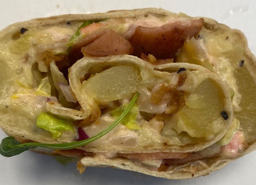 Faruks Videgårdsrulle, ambassadör Videgårds signatur-tunnbrödsrulle, som en smakportion i avsmakningsmenyn. Videgårdsrulle som smakportion