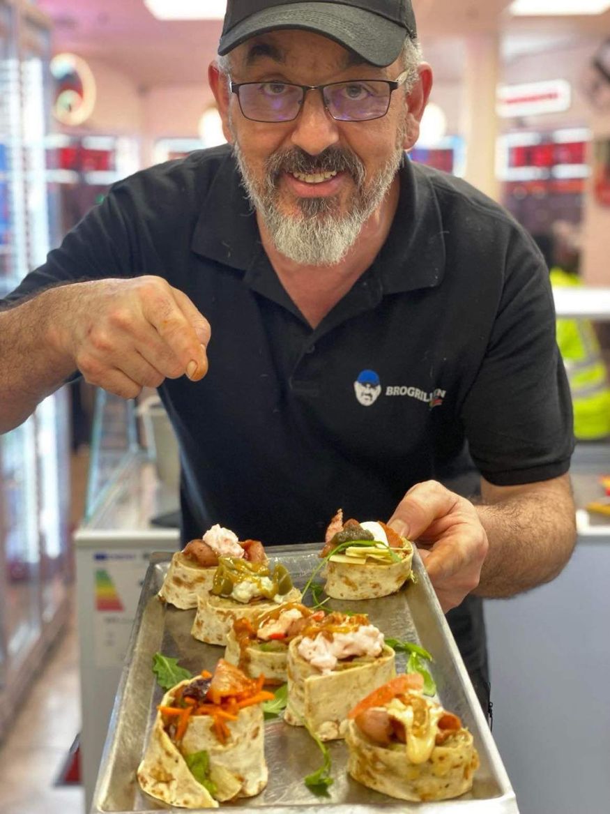 Faruk med sin nya skapelse, Avsmakningsmenyn. Faruk med avsmakningsmeny