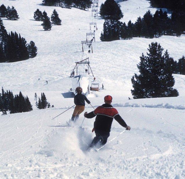 Vintage skiers