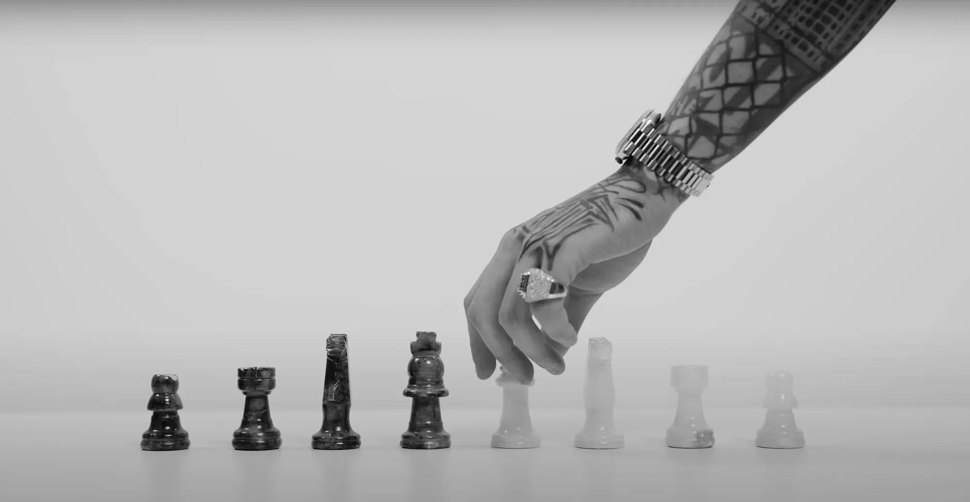 Capo Plaza - Visual Art Video - Scenografia realizzata per WarnerMusic da Veronica Molteni, Scenografa e Set Designer