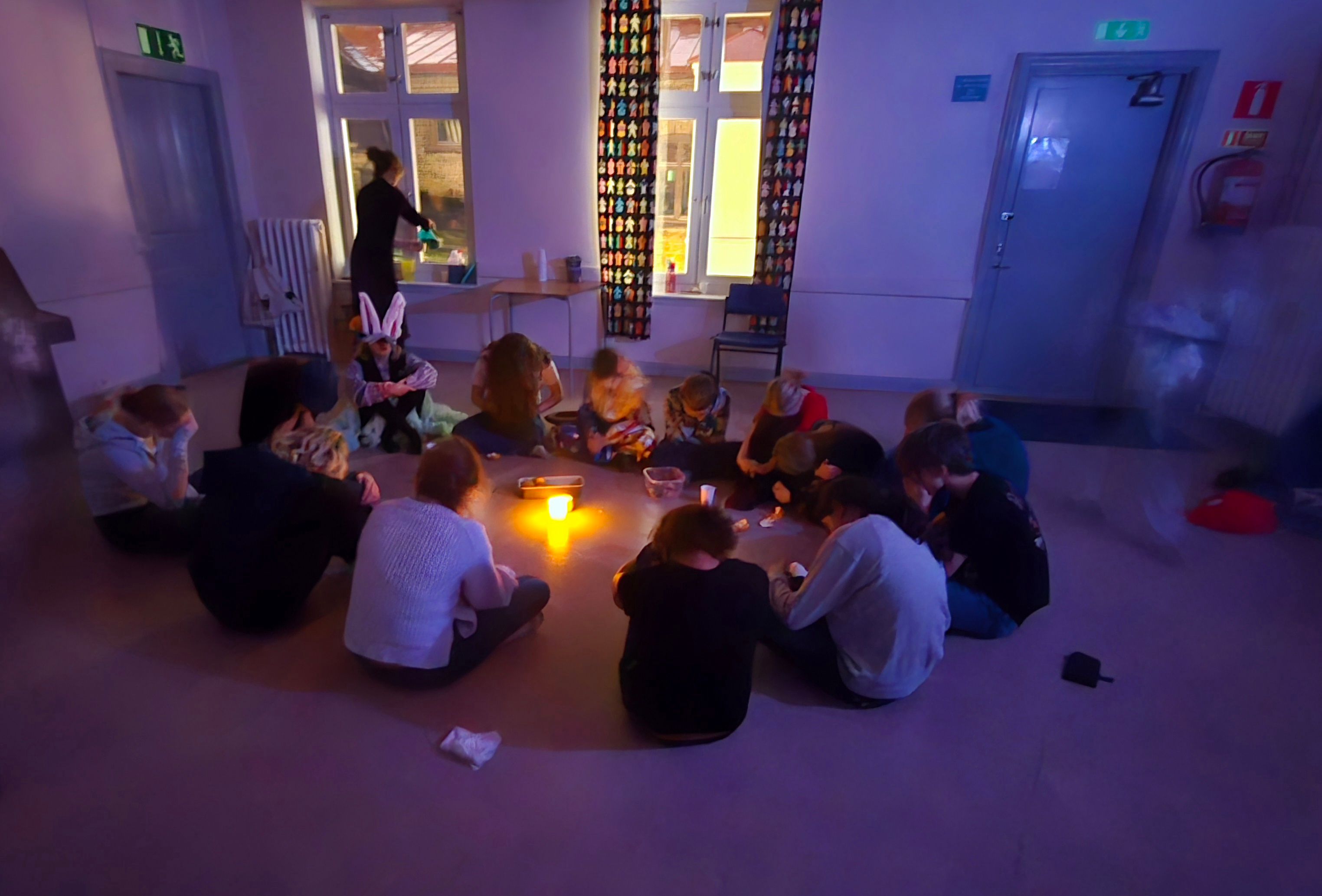Barn och unga i kreativ teatermiljö