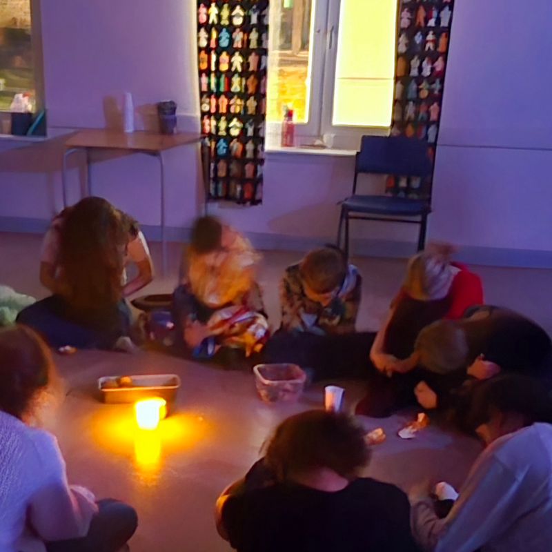 Barn och unga i kreativ teatermiljö