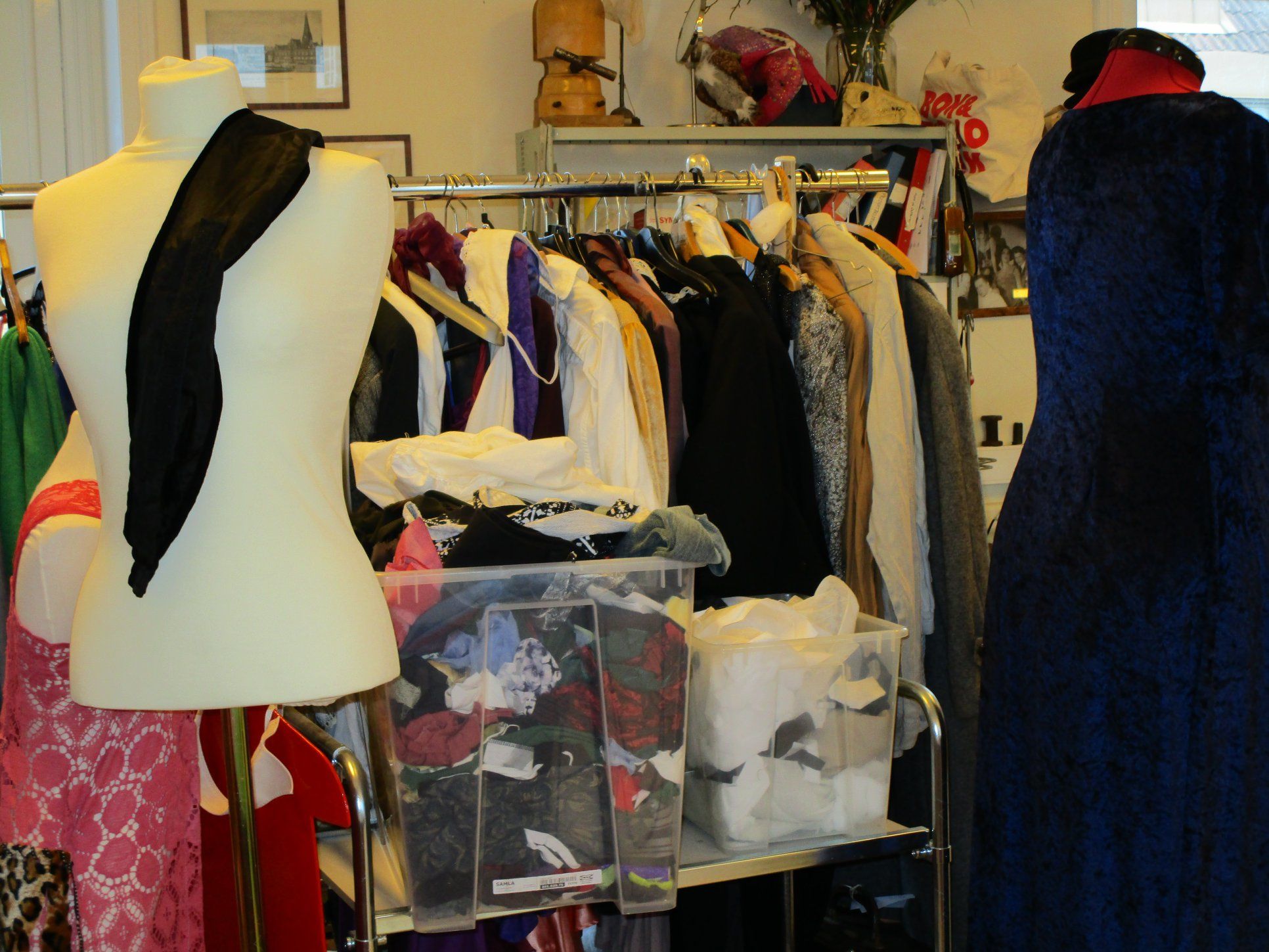 Detaljer från teaterns backstage- och verkstadsmiljö