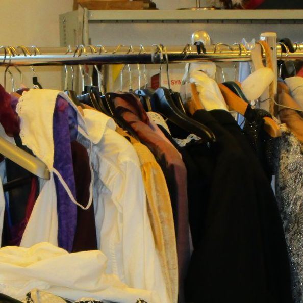 Detaljer från teaterns backstage- och verkstadsmiljö