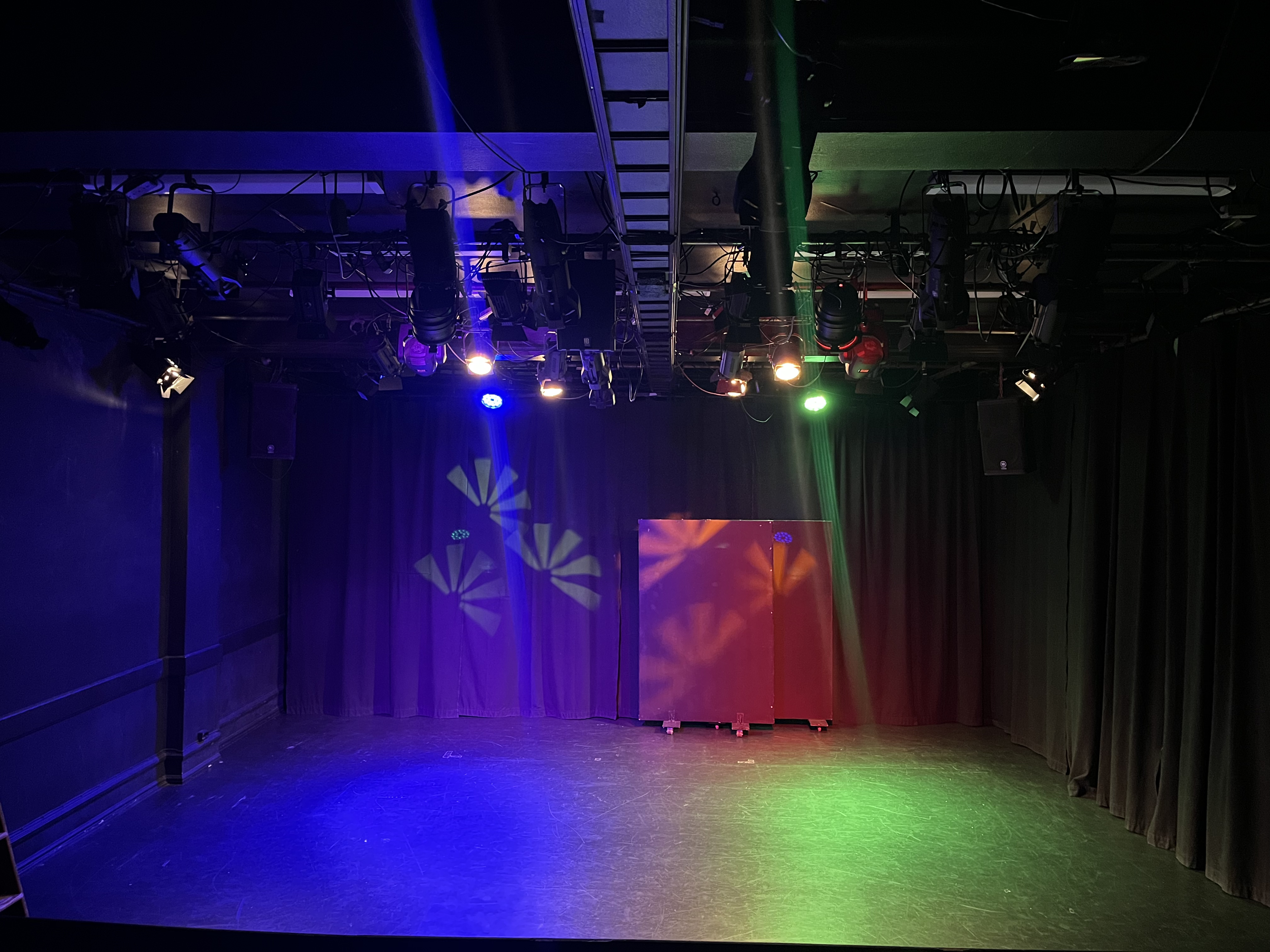 Dramatiskt belyst scen i MAF:s teatermiljö