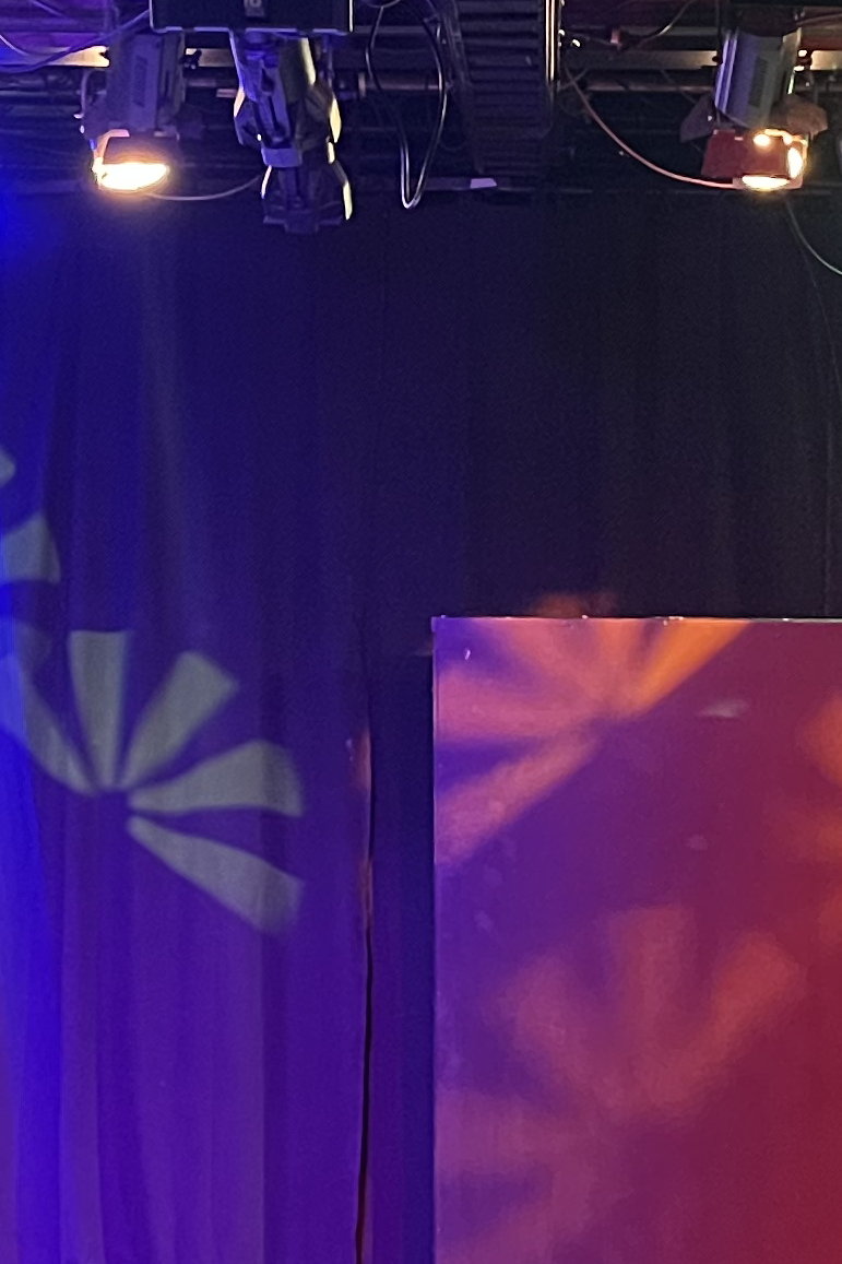 Dramatiskt belyst scen i MAF:s teatermiljö