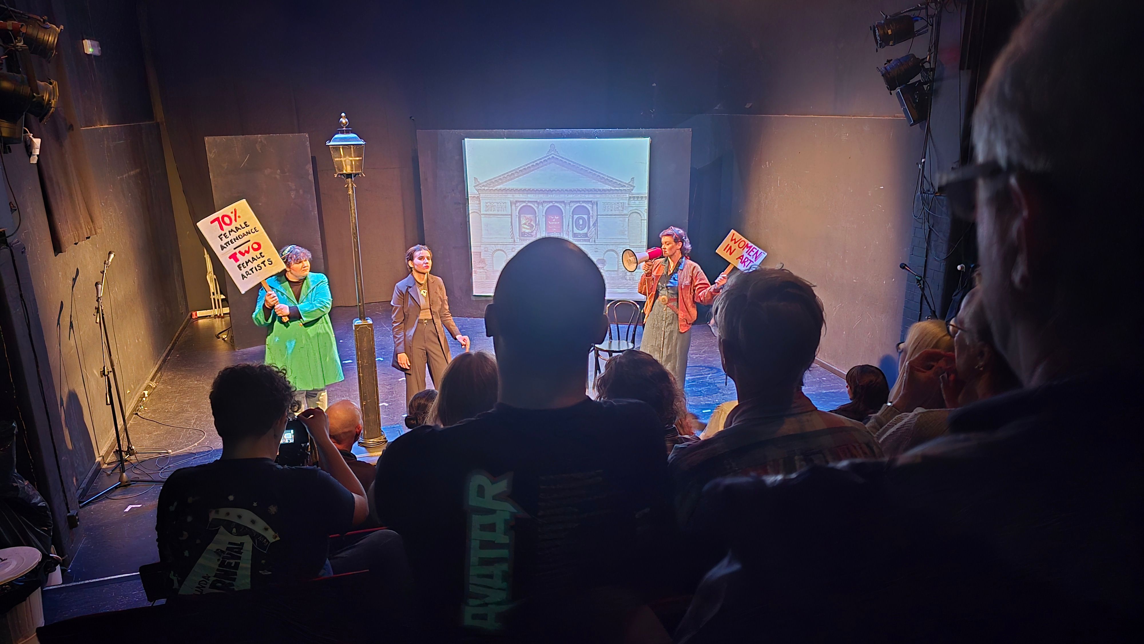 Teaterföreställning i scenljus