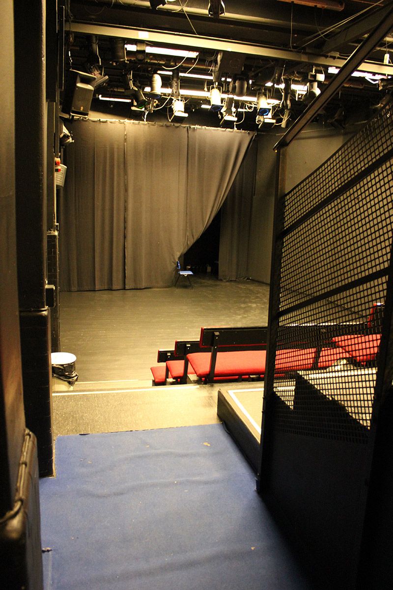 Teatersalong och scen i MAF:s lokaler
