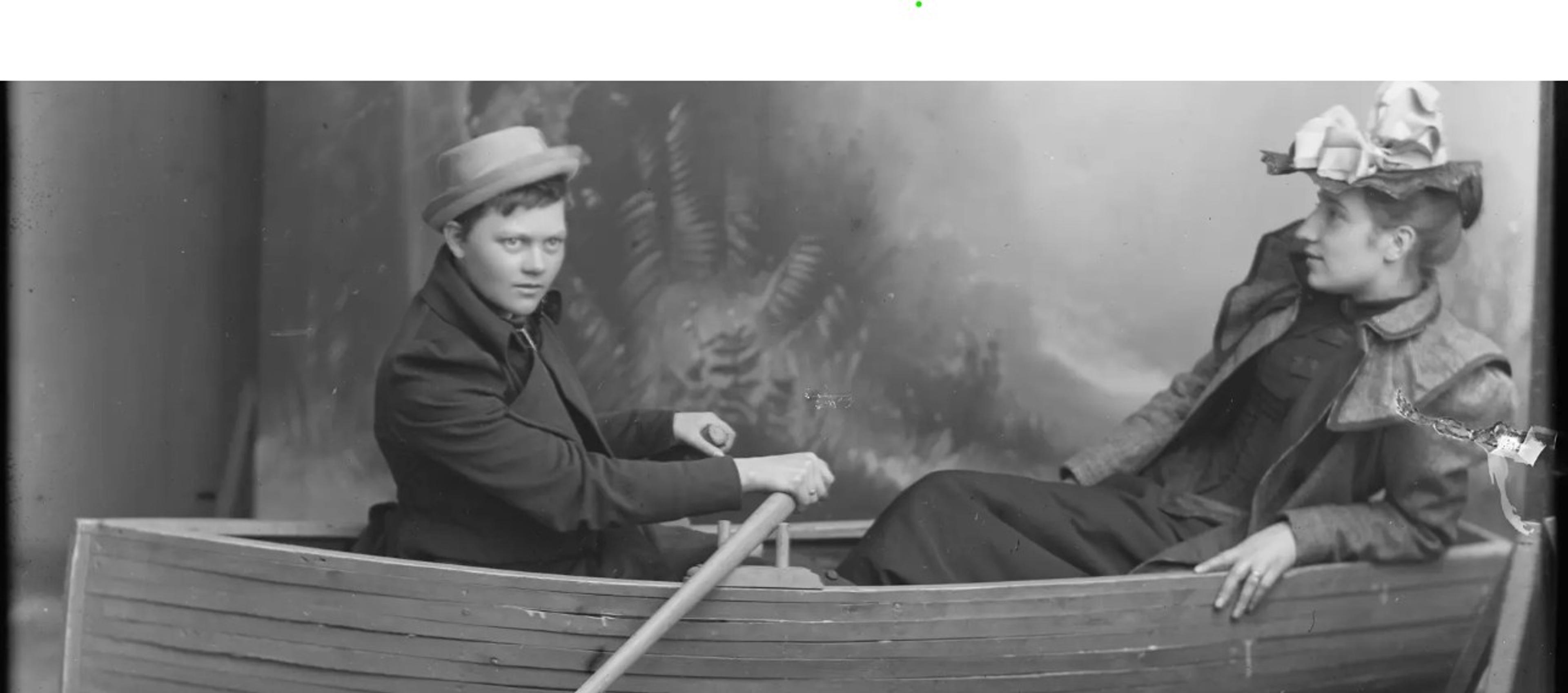 Berg & Høeg, Vandtur gruppe, Frøken Höegh, Bolette Berg [påskrift på negativkonvolutt], 1895–1903. Digitalisert fra glassnegativ. Preus museums samling.