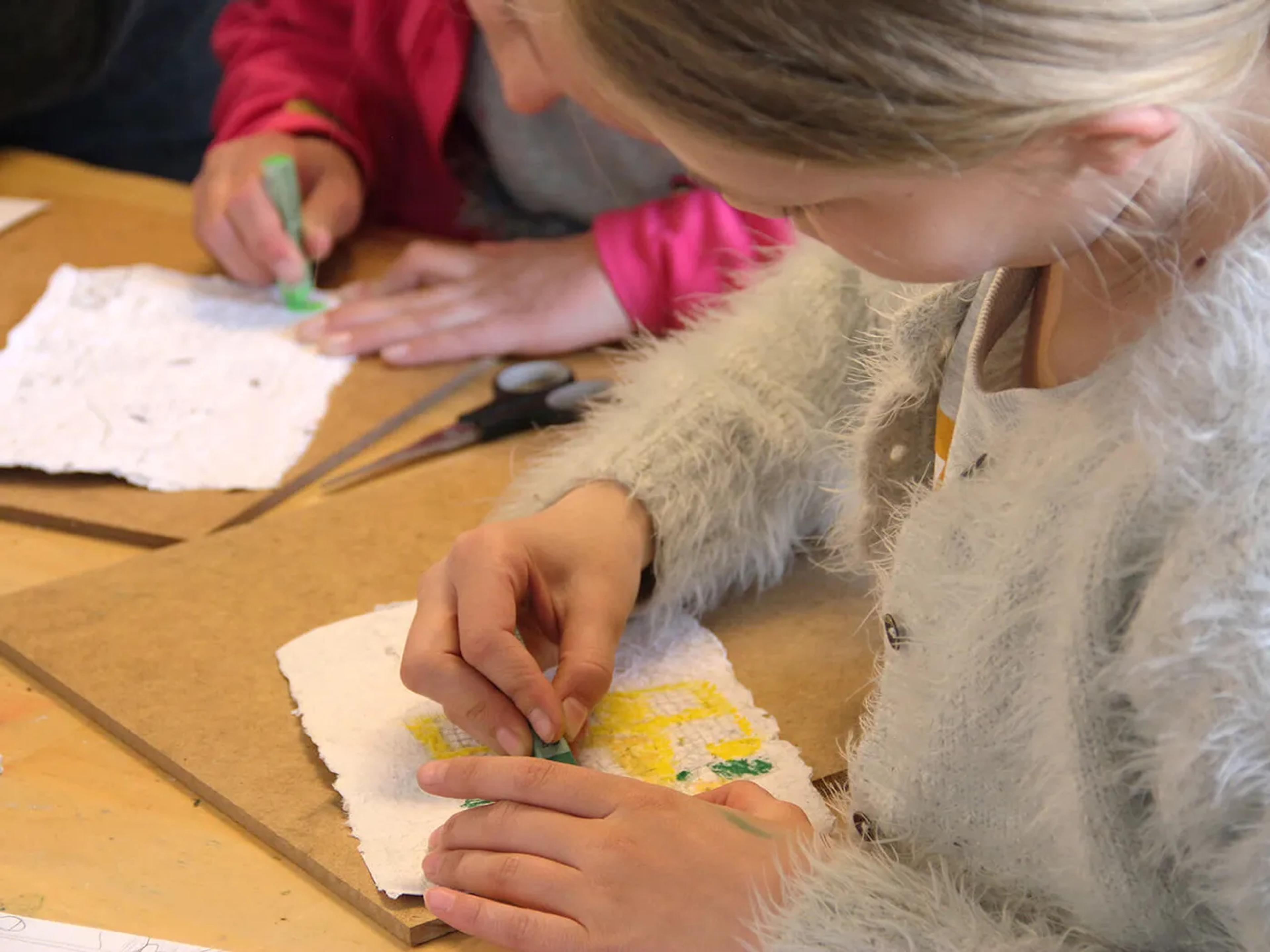 Kunst med Kids på Tuvensenteret: Lage bokmerker