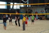 Kinder spielen Beachvolleyball im RheinRiff