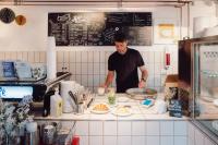 Theke mit Kaffee und Kuchen im Böhler Café