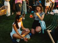 Zwei Frauen mit Aperol, die eine fotografiert die andere.