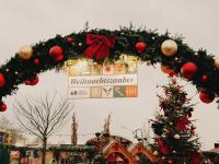 Eingang zum Weihnachtszauber mit einem geschmückten Torbogen