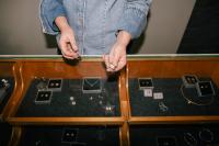 Vitrine mit Schmuck im Atelier "Kleine Verzierung"