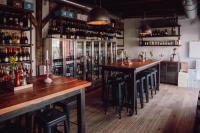 Hochtische im hinteren Bereich