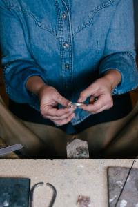 Katja Voscht hält einen Ring in der Hand