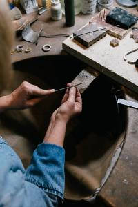 Katja Voscht feilt an einem Ring