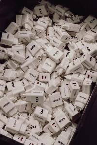 Viele Janado Adapter in einer Kiste