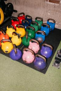 Bunte Kettlebells