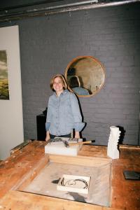 Katja Voscht in ihrem Atelier