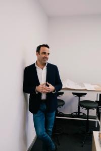 José, an die Wand gelehnt, erzählt von seinem Beruf