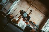 Sportler stemmt Gewichte