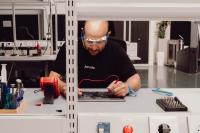 Janado Mitarbeiter schraubt an einem iPad