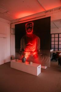 Großes Bild, das einen Buddha zeigt