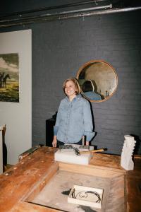 Katja Voscht in ihrem Atelier