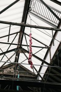 Ein Seil hängt vom Dach