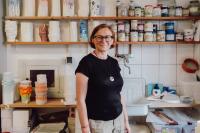 Künstlerin Cornelie Weiss in ihrem Atelier