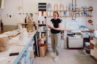 Cornelie Weiss in ihrem Atelier