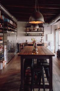 Langer Tisch im hinteren Bereich des Rigatoni & Riesling